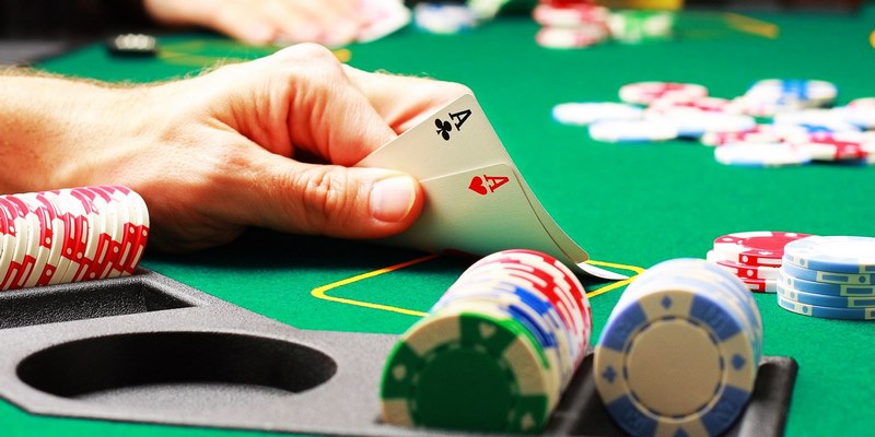 Cách chia bài chung trong Poker 